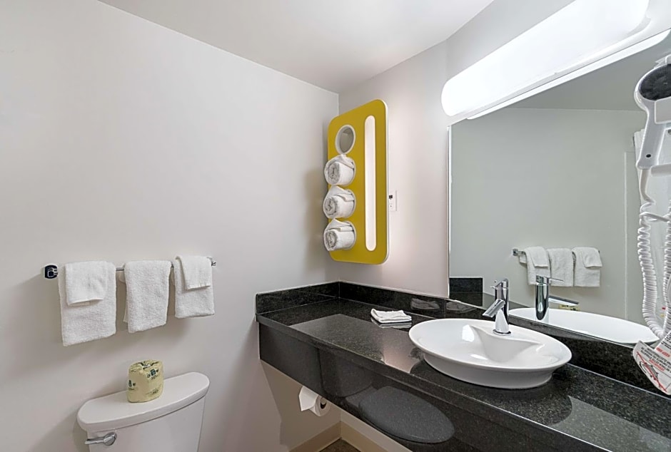 Studio 6 Bruderheim, AB