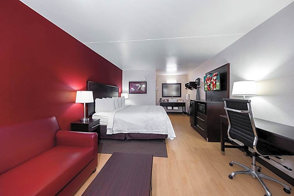 Red Roof PLUS+ Huntsville - Madison