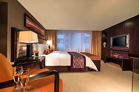 Executive Duplex Suite with Club Floor Benefit
