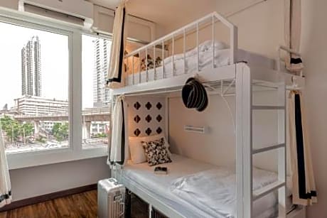 Double Bed in 6-Bed Mixed Dormitory Room