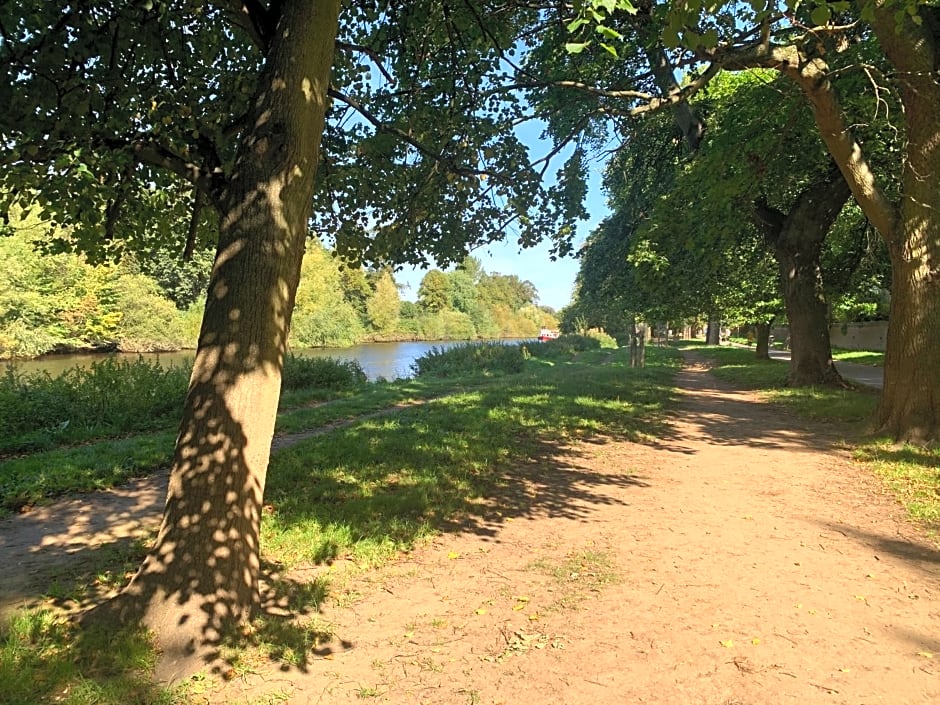 Riverside Lodge - Quaint Victorian Home By The River