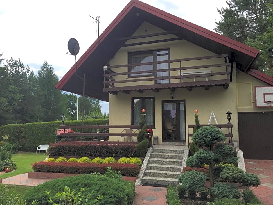 Domek Kamień nad jeziorem z jacuzzi