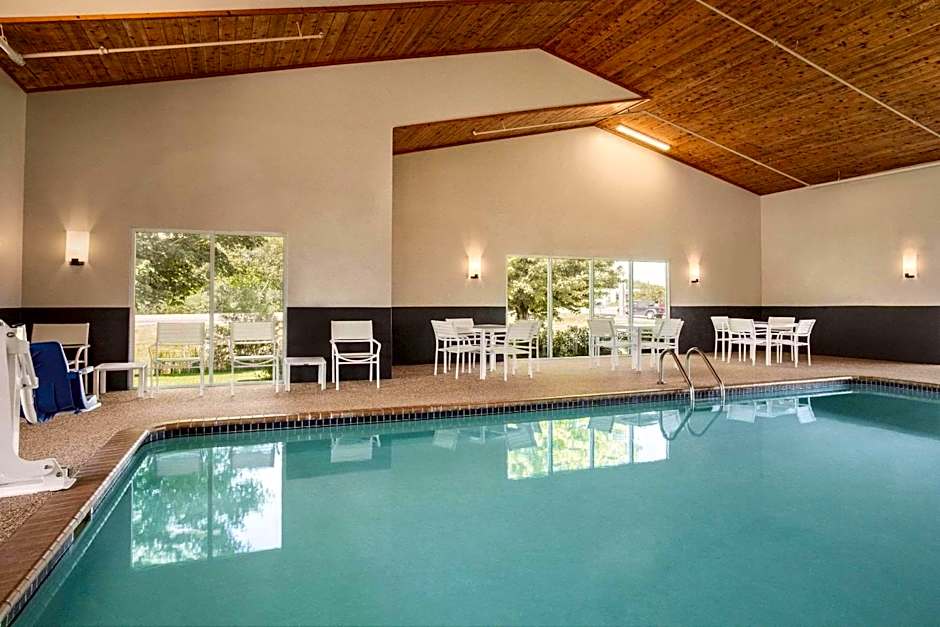 Country Inn & Suites by Radisson, Buffalo, MN