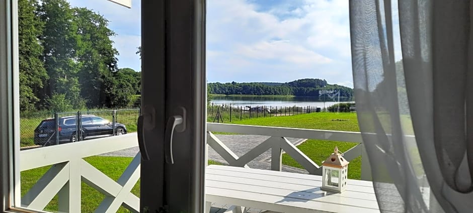 Szary domek nad jeziorem