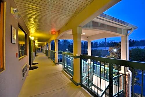 Days Inn & Suites by Wyndham Peachtree City