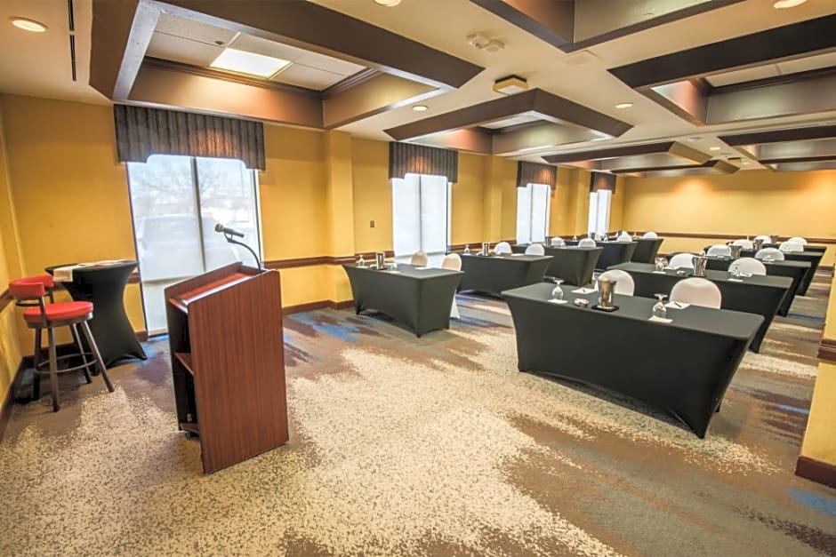 MCM Elegante Hotel & Suites