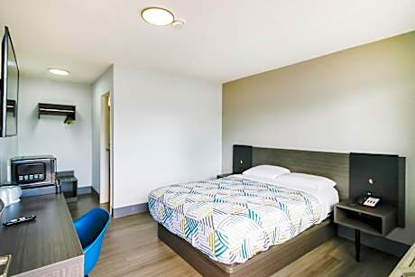 Queen Bed Accessible Smoking