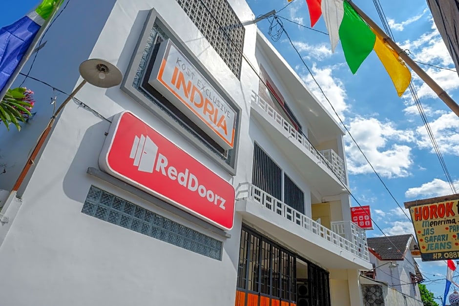 RedDoorz Plus near Pasar Gede Solo