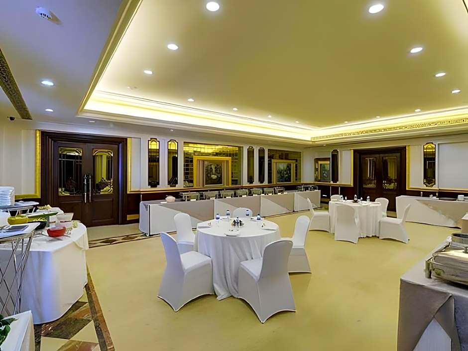 Mayfair Convention Hotel