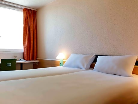 Standard Room with Two Single Beds