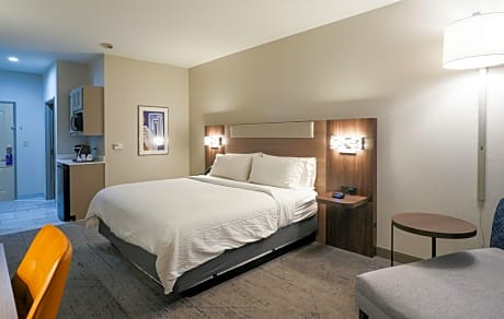 Standard King Room with Roll-in Shower - Mobility Accessible