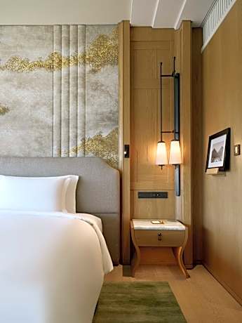 Premier Corner Room with King Bed