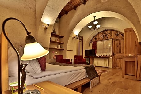Two Bedroom Family Cave Suite with Two Jacuzzi