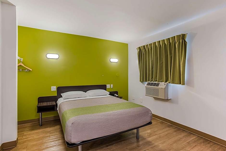 Motel 6-Jacksonville, FL - South