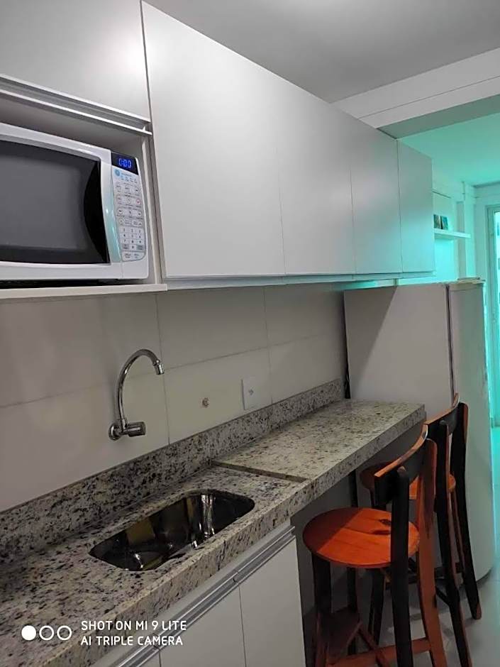 Confortável Flat com piscina de borda infinita na cobertura