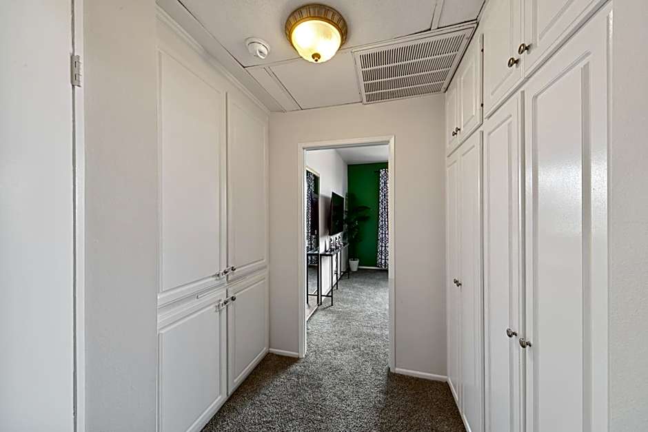 Beverly Hills Glamour Oasis 2 BR Apt with Parking 304