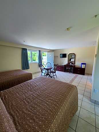 Two Double Beds Suite - Non-Smoking