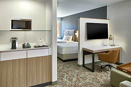 Queen Suite with Two Queen Beds, Bathtub and Trundle Sofa - Mobility Access