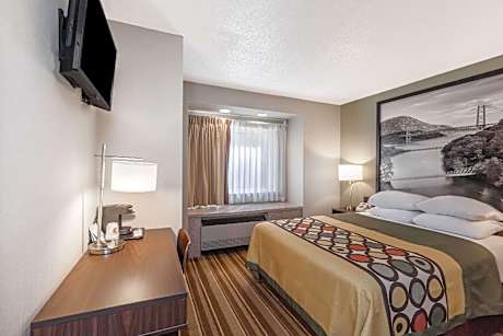 1 King Bed Non-Smoking