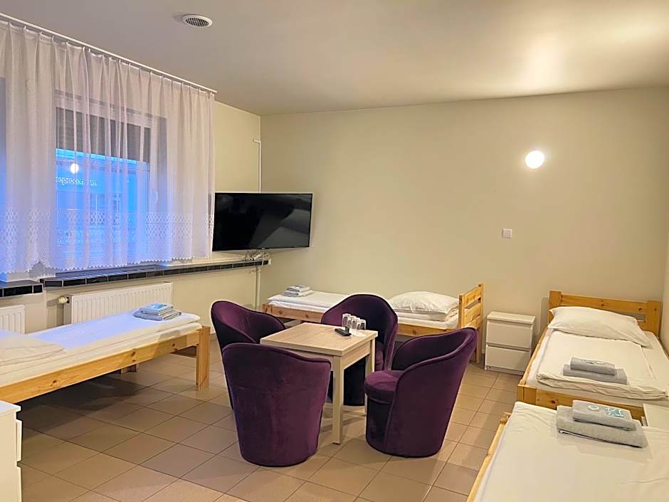 ETNA - Hostel -Noclegi Rzeszów 24 Pokoje -PARKING-