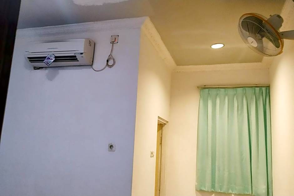 RedDoorz near Living Plaza Palembang