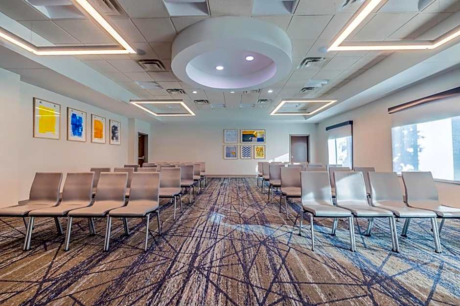 Holiday Inn Express & Suites Kansas City Airport By IHG