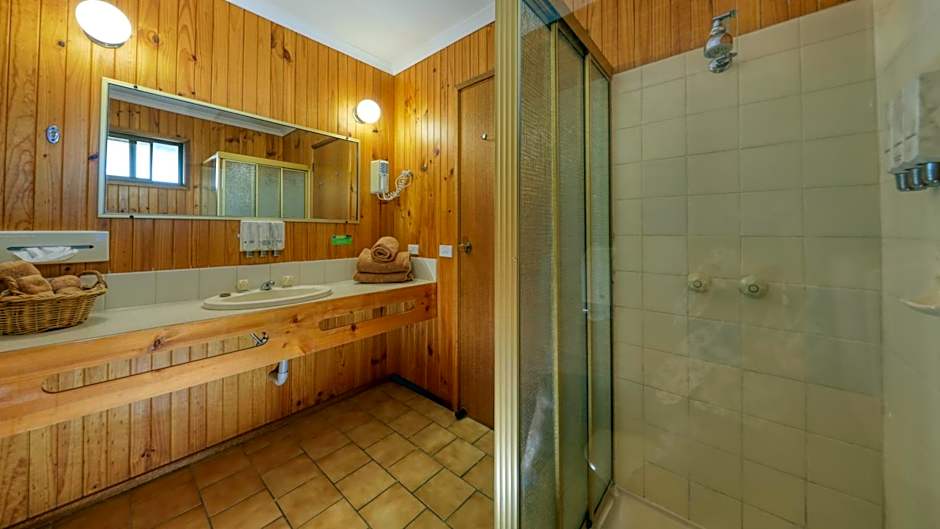 Country Roads Motor Inn