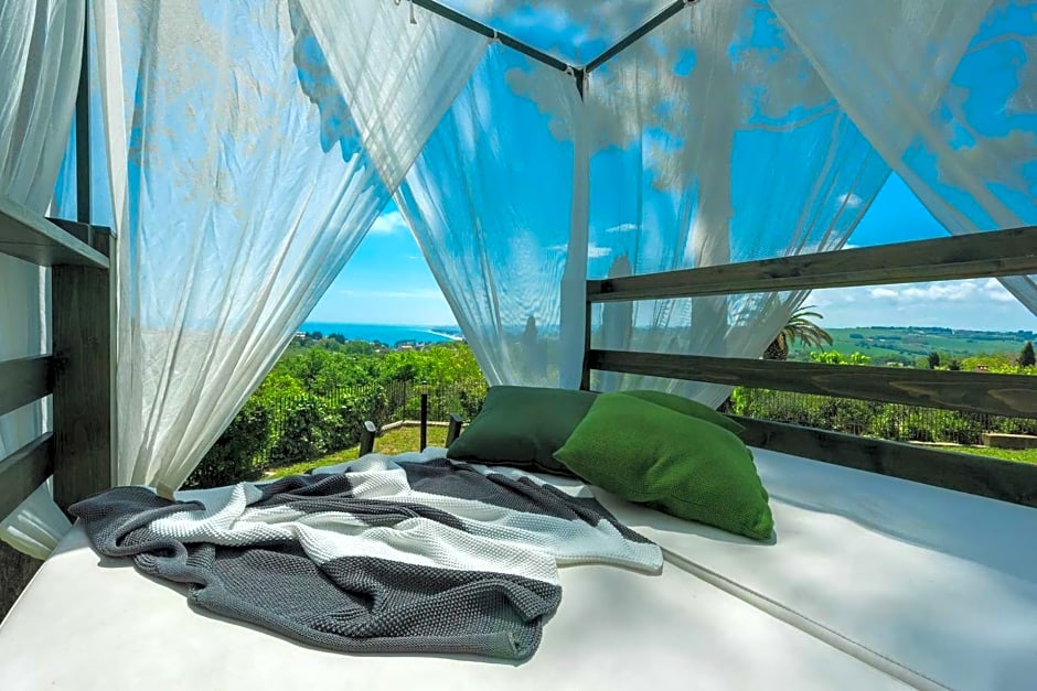 Tra gli Alberi e il Mare