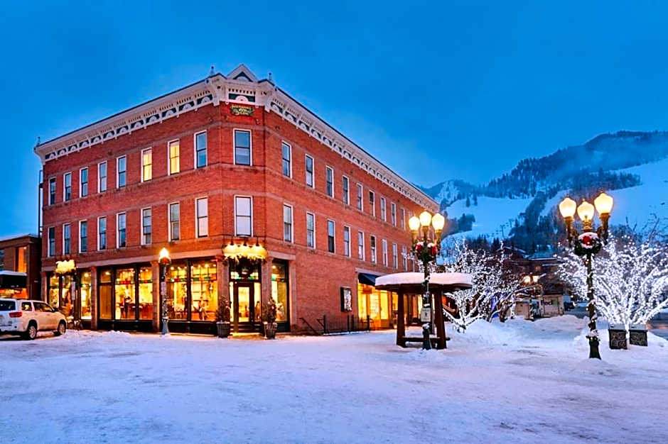 Independence Square 302, Top Floor Stylish Hotel Room with Wet Bar, A/C, in Downtown Aspen