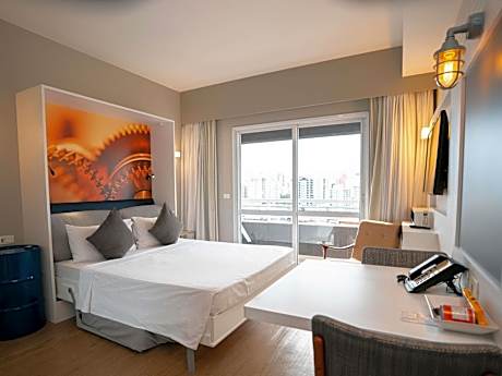 Studio Apartment with Queen Bed