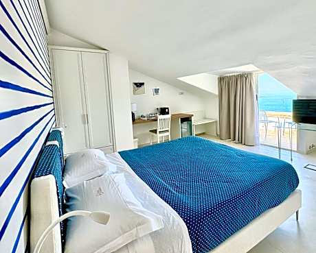 Double Room with Balcony and Sea View