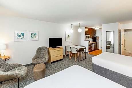 Queen Studio with Adapted Tub - Mobility and Hearing Accessible