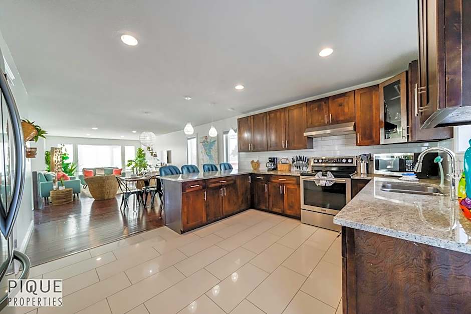 Tropical Oasis - King Beds - Free Netflix & Parking - Fast Wi-Fi