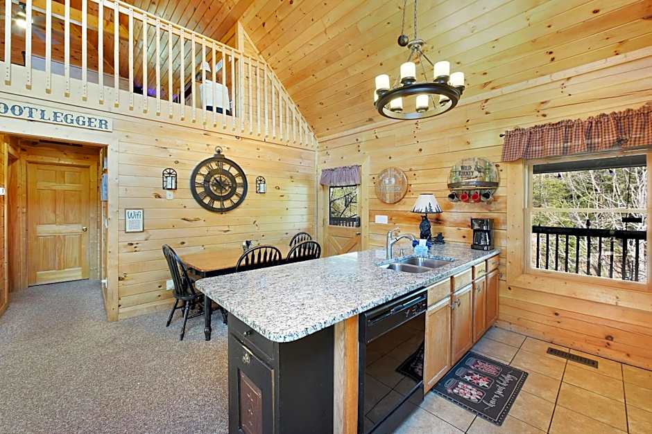 Ryes and Shine Bootlegger's Cabin! Hot Tub* Pool* Arcade* Billiards *EV * Pet Friendly