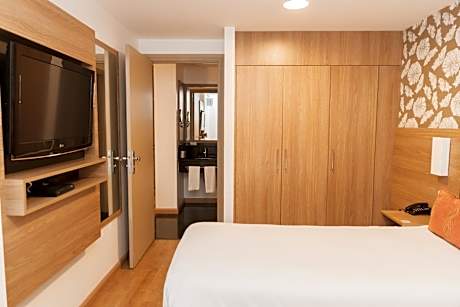 Premium Casal - 1 Cama Queen e 1 Sofá Cama, com sacada