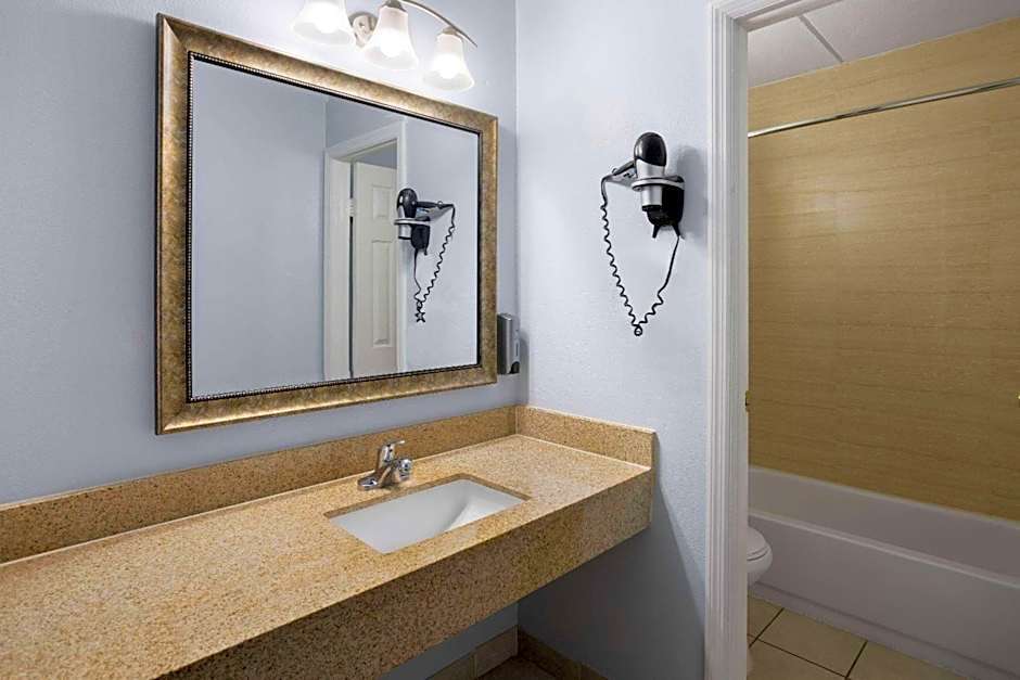 Days Inn by Wyndham Queensbury/Lake George