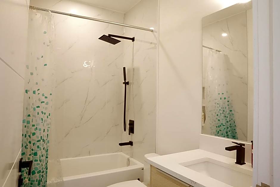 New Luxury Walkout Suite Near University-BY ROOM