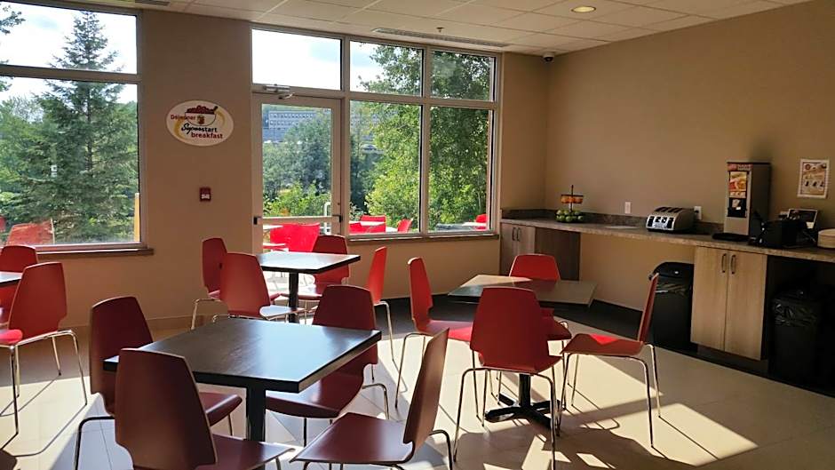 Super 8 by Wyndham Mont Laurier