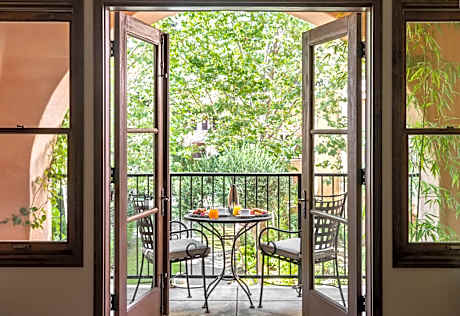 One-Bedroom King Suite with Patio and Garden View