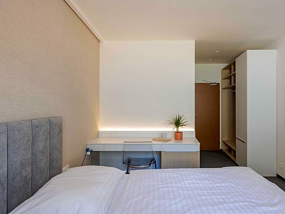 Hotel Gardinn - Free Parking and Quiet Garden