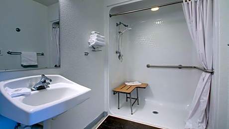 Queen Room - Disability Access - Non-Smoking