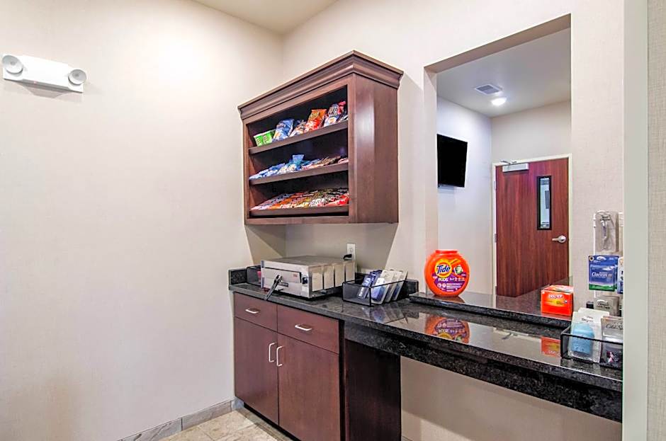 Cobblestone Hotel & Suites - Newport