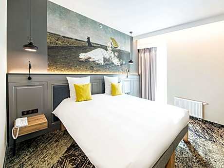 Classic Room newly renovated with double bed and City or Cathedral View