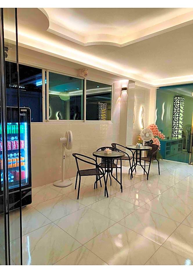 Titanic Residence-7 minute walk to the Beach