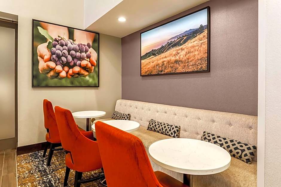 Hampton Inn By Hilton & Suites Windsor Sonoma Wine Country