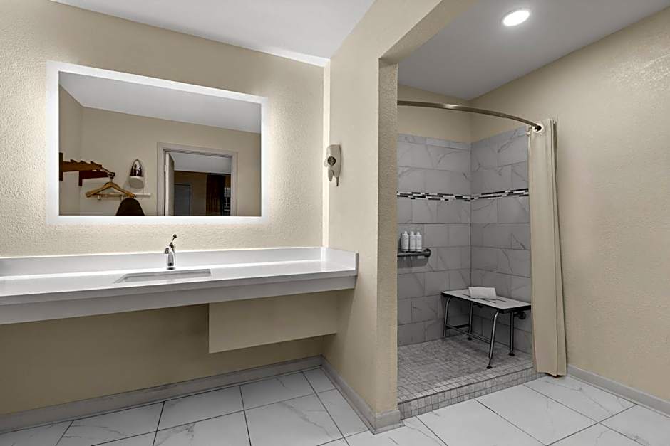 Super 8 by Wyndham New Orleans