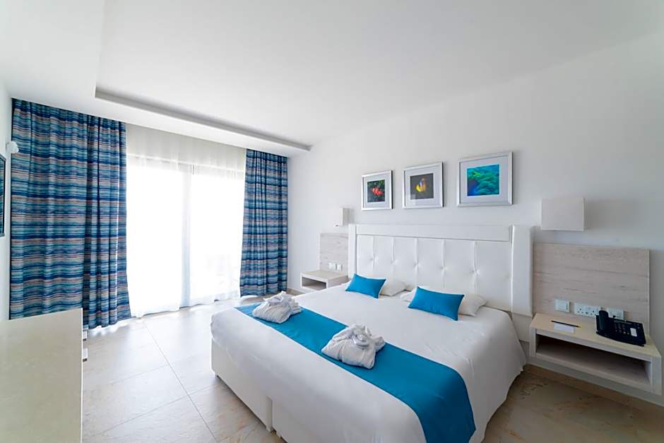Photo 1 of 8 of Deluxe 1 Double Bed or 2 Beds, Sea View