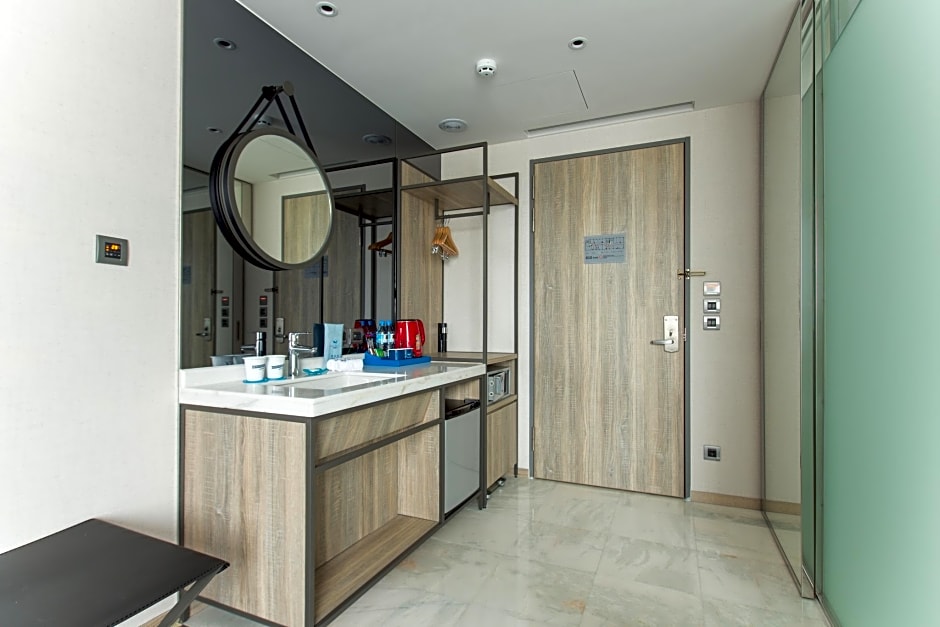 Airline Inn - Kaohsiung Station 