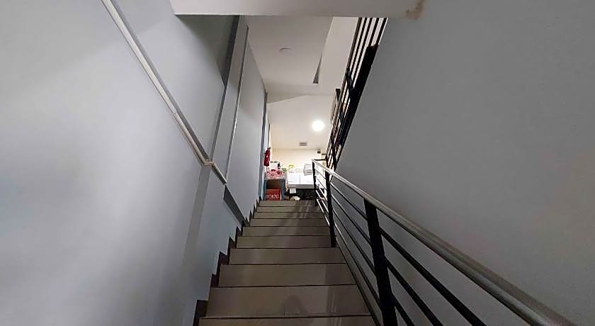 Rons City Hotel near Simpang Lima Semarang Mitra RedDoorz