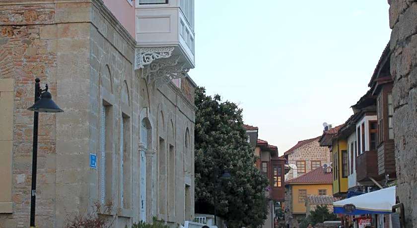 Old Town Deluxe Flats